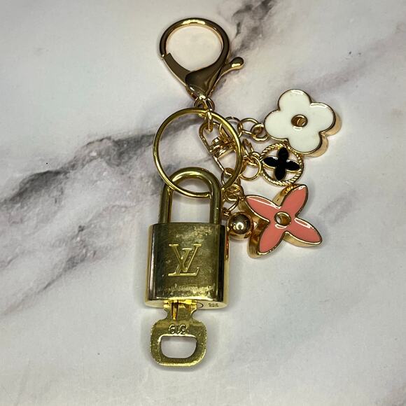 Louis Vuitton Lock & Key Set #319 with a Floral Charm Keychain - Picture 4 of 4